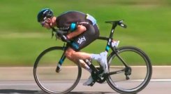El ciclista Chris Froome toma una posición peligrosa sobre su bicicleta.