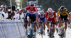 Van der Poel se vistió así con el maillot de líder en su primera participación en la Vuelta a Emiratos Árabes Unidos. / Foto: AFP
