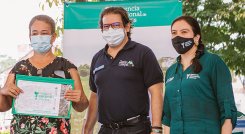 La directora de la ANT, Myriam Martínez, y el ministro de Agricultura, Rodolfo Zea, entregando los documentos de propiedad.