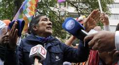  El candidato presidencial ecuatoriano Yaku Pérez habla con la prensa frente al Hotel Swissotel, en Quito.