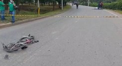 La mujer fue expedida varios metros desde el sitio de la colisión por el fuerte impacto del vehículo pesado.