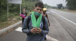Según las organizaciones de ayuda humanitaria, hay semanas que por las carreteras de Norte de Santander pasan más de mil personas. / Foto: Juan Pablo Cohen