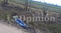 El cadáver de la víctima quedó tendido a un costado de la carretera. / Foto: Cortesía
