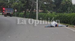 La mujer se desplazaba junto a su esposo, cada uno en  bicicleta, para ir rumbo a su trabajo.