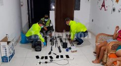 Las autoridades hallaron trípodes, celulares y otros elementos tecnológicos.