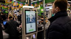 Bajarse la mascarilla, mirar a la cámara, y ya las compras están pagadas. / Foto: AFP