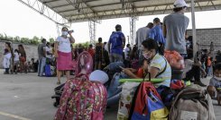 Más de 3.000 personas han huido a Colombia por los combates que desde el domingo libran la Fuerza Armada venezolana y una facción disidente de las Farc, según el gobierno colombiano. / Foto: AFP