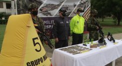 Las autoridades decomisaron dos fusiles marca Bushmaster, cuatro proveedores, 280 cartuchos y radios de comunicación. / Foto: Ejército