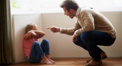 La nueva legislación señala que se podrá acudir a las escuelas para padres con el ánimo de aprender sobre nuevas herramientas que les permitan corregir a sus hijos sin necesidad de utilizar los golpes. / Foto: Colprensa