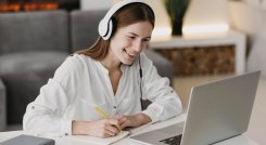 En los últimos meses, la capacitación online ha evolucionado de tal manera que ofrece todas las herramientas necesarias para estudiar semejando las clases presenciales. / Foto: Freepik.es