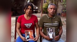 Mileidys Torrealba y Eduard José Falcón posan con retratos de su hija Eduarlis Falcón (20) quien fue asesinada en el poblado de La Misión, estado Portuguesa./ Foto: AFP