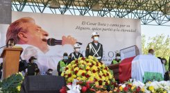 Lo más doloroso fue el momento de la entrada del féretro a capilla ardiente, no hubo nadie que no llorara y hasta cantara sus inolvidables y sentidas canciones. / Foto: Colprensa
