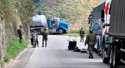 Soldados de la Trigésima Brigada del Ejército descartaron que el vehículo atravesado en el sector La Curva tuviera explosivos