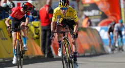 El esloveno Primoz Roglic, con el maillot amarillo de líder general, corre por delante del piloto del suizo Gino Mader, para ganar la séptima etapa de la 79.a carrera ciclista París-Niza. / Foto: AFP