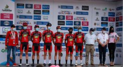Corredores rojinegros en la Vuelta de la Juventud 2021. 