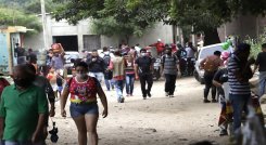 Las autoridades locales estimaron que, durante la reciente semana de flexibilización, unas 5 mil personas diarias se movilizaron desde y hacia San Antonio./ Archivo/ La Opinión 