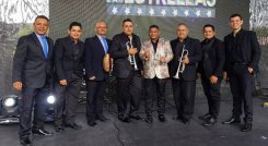 José López con los integrantes del ‘El combo del Indio’ cuando se presentaron en ‘El show de las estrellas’ de Jorge Barón./FOTO: Cortesía