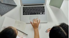 Las niñas y jóvenes mujeres acuden a la tecnología. / Foto: Cortesía