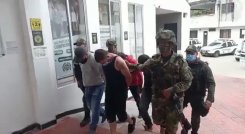 Los capturados fueron presentados ante un juez de control de garantías, por el delito de extorsión, tráfico y porte de armas de fuego y munición. / Foto: Ejército