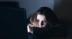 El ciberbullying es una forma de acoso que tiene lugar en Internet y redes sociales.