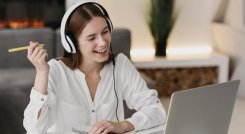 Entre los atributos que más se destacan en los modelos de e-learning es que no existen limitaciones físicas para la inscripción de estudiantes, se pueden matricular un gran número. / Foto: Freepik