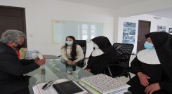 El alcalde Humberto Pisciotti, con la secretaria de Gobierno, Leidy Parra, recibieron a la monja Esther Lojano. / Foto: Cortesía/ La Opinión