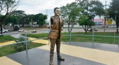 Arremeten contra la estatua de Peter Manjarrés
