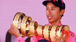 Egan Bernal alza el trofeo del Giro de Italia 2021. 