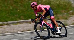 Egan Bernal conservó el liderato del Giro de Italia al término de la etapa 10. 