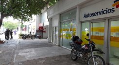 Las cámaras de seguridad del banco, así como las cámaras de vigilancia de la zona, serán fundamentales para tratar de hallar los ladrones, quienes abrieron un hueco en la pared para sacar el dinero de la máquina. / Foto: La Opinión 