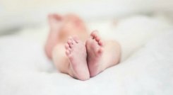 El bebé, de 23 meses, fue agredido con un palo de escoba.