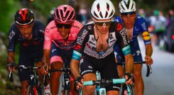 (De izquierda a derecha) El ciclista colombiano del Team Ineos Daniel Martinez, su compañero de equipo y paisano Egan Bernal; el pedalista del Team BikeExchange de Gran Bretaña Simon Yates y el integrante del Team Deceuninck de Portugal Joao Almeida. / Foto: AFP
