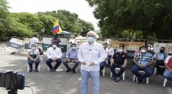 Gremios de empresarios desde el puente Internacional Francisco de Paula Santander que une a Colombia y Venezuela, exigen la apertura de los   puentes para tránsito vehicular. Denuncian millonarias perdidas por el cierre. /FOTO: Estevez