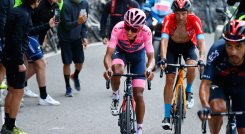 Egan Bernal conserva una cómoda ventaja sobre el italiano Damiano Caruso, segundo a 2 minutos 21 segundos. Yates remontó de la 5ª a la 3ª plaza, a 3 minutos y 23 segundos. 