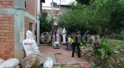 Un nuevo hecho de sangre se registró en Cúcuta este lunes, el segundo conocido durante el día. El homicidio ocurrió en la urbanización La Aurora, adyacente al barrio Gaitán, y la víctima es un hombre, quien fue hallado sin vida en la parte trasera de su vivienda. / Foto: Laura Serrano