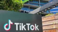 TikTok también es criticado por "ciertos términos contractuales (...) que pueden considerarse engañosos y confusos". / Foto: AFP