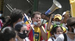 Los jóvenes han sido unos de los más activos en el paro que ya cumple dos semanas. /Foto La Opinión