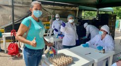 En el puente internacional Simón Bolívar las mamás venezolanas recibieron el PAE para sus hijos de parte de la Secretaría de Educación de Cúcuta. / Foto: Cortesía