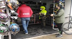 Esperan que, en el siguiente control a los talleres y ventas de cualquier artículo, nada esté obstaculizando las vías./ Cortesía/ La Opinión