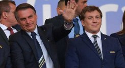 El presidente de Brasil Jair Bolsonaro (izquierda), y su gabinete aprobaron la organización de la Copa América 2021.