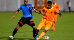 Ante Envigado, Cúcuta Deportivo vistió con una camisa azul, nunca antes utilizada. 