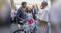 El campeón del Giro de Italia, el colombiano Egan Bernal, obsequió este miércoles una emblemática bicicleta al papa Francisco./FOTO:AFP