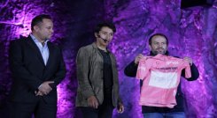 En medio del homenaje el ministro del Deporte, Ernesto Lucena, recibió por parte de Egan la ‘maglia rosa’./Foto: colprensa