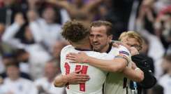 El mediocampista Kalvin Phillips y el delantero de Inglaterra Harry Kane se abrazan mientras celebran su victoria al final del partido de fútbol./Foto: AFP