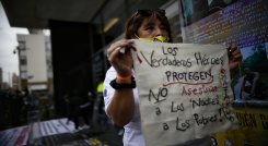  Madres de Falsos Positivos, realizan un plantón en memoria de los 6402 falsos positivos, víctimas de ejecuciones extrajudiciales entre el 2000 y 2008./Foto: colprensa