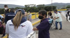 Migración Colombia verifica que los peatones cumplan con el 'pico y cédula' para el ingreso al país./Foto: Alfredo Estévez - La Opinión