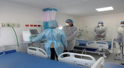 El director del IDS, Carlos Martínez y el gerente de la ESE, Hernando Mora recorrieron los puestos de vacunación y áreas hospitalarias. / Cortesía/ La Opinión 