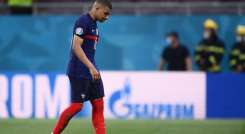 El delantero francés Kylian Mbappé abandona el campo después de su derrota en el partido de fútbol de octavos de final de la Eurocopa entre Francia y Suiza en el National Arena de Bucarest. / Foto: AFP 