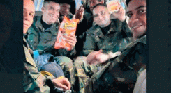Javier Tarazona publicó una fotografía que dijo ser de los militares ya libres, sonriendo y comiendo. / Foto tomada de internet