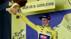 Mathieu ven der Poel, de 26 años, que participa por primera vez en la Grande Boucle, arrebató al francés Julian Alaphilippe el maillot amarillo, una prenda que nunca pudo lucir su ilustre abuelo Raymond Poulidor. / Foto: AFP
